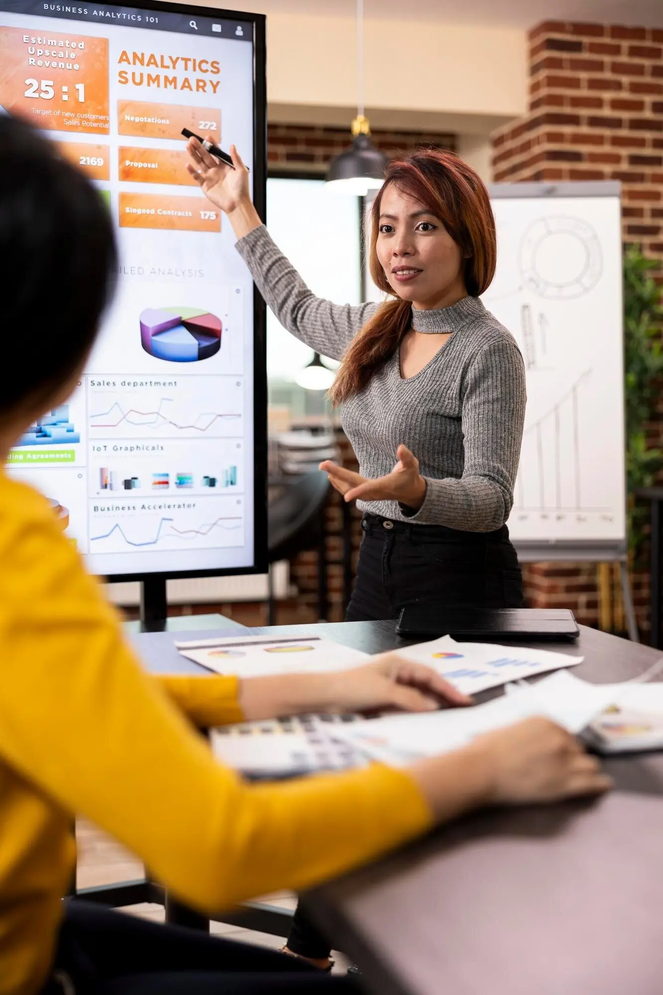 Berater stellt Daten zum Unternehmenswachstum vor.