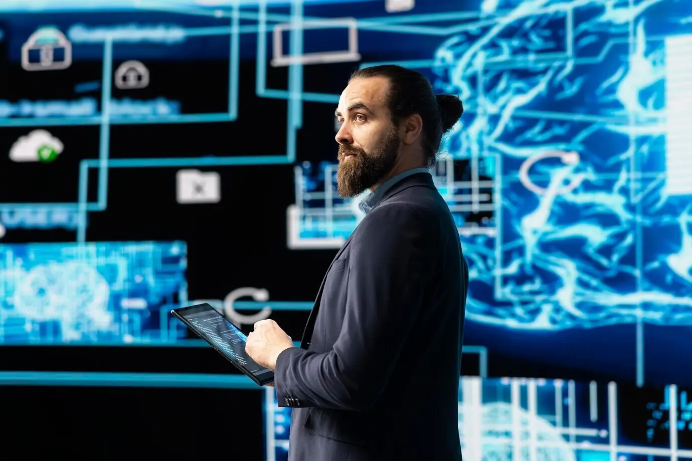 Eine junge unternehmerische Person arbeitet an der Implementierung eines KI-Gehirnsystems für Deep Learning.