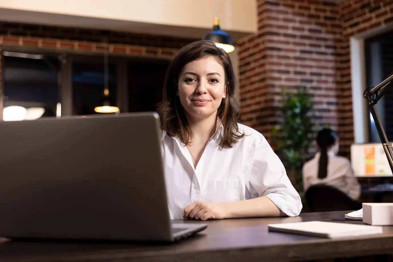 Kaukasische angestellte Person, die spät in der Nacht arbeitet